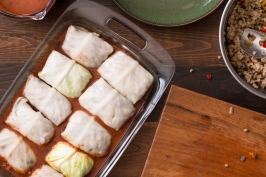 Miz and steps for making stuffed cabbage rolls in red sauce lr-7879