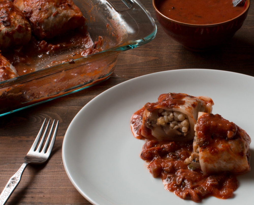 Plated stuffed cabbage rolls in red sauce lr-7890